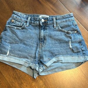 DENIZEN from Levi’s. High rise shorts. Waist 26.